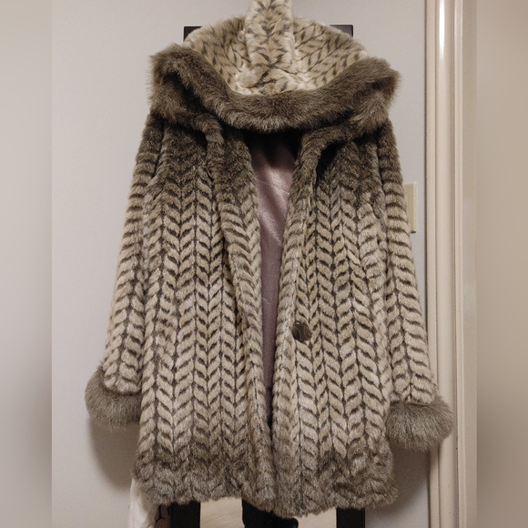 Faux Fur jacket with hood - Picture 9 of 13